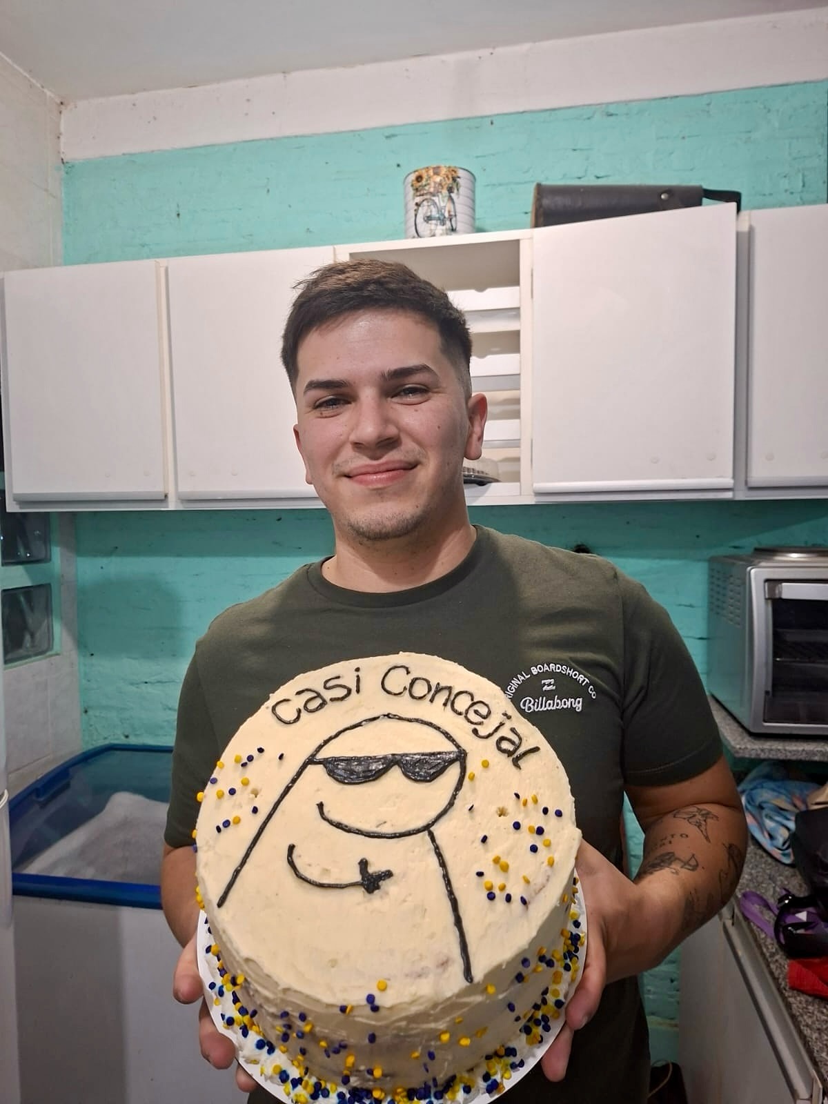 "Casi concejal": el particular regalo que recibió un joven excandidato político en Funes durante su cumpleaños